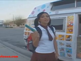 Icecream truck berambut pirang pendek berambut remaja kacau dan makan cumcandy