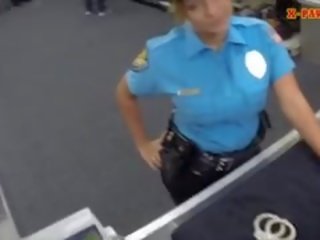 Enormt klantskallar polis officer körd vid den pantbank för pengar