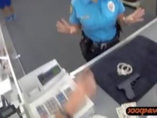 Подруга поліція офіцер отримує прицвяхований в a pawnshop для заробляти готівка