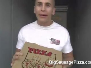Incantevole bionda milf fa pompino per pizza adolescent e prende leccato e scopata difficile