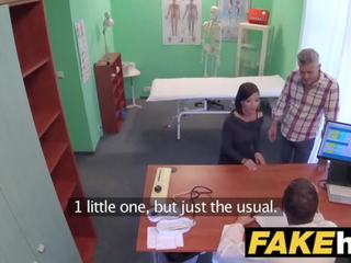 زائف مستشفى تشيكي طبي شخص cums في خلال جنسيا أثار غش الزوجة ضيق كس